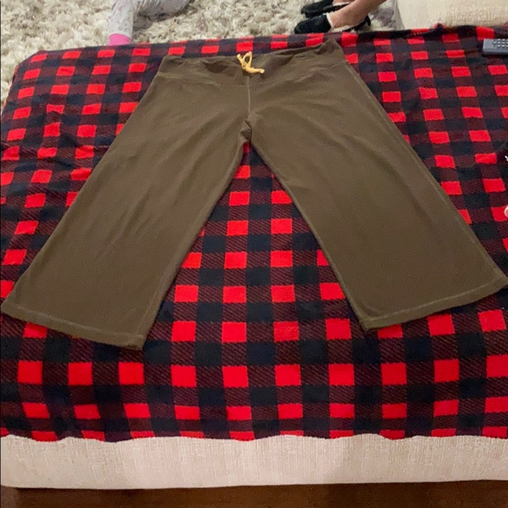 Lululemon kulaks pants. Drawstring waist.